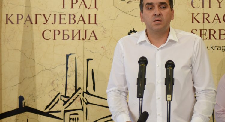 Idiot! Odlazeći predstavnik dinastije „NARODU TREBA MOTKA“