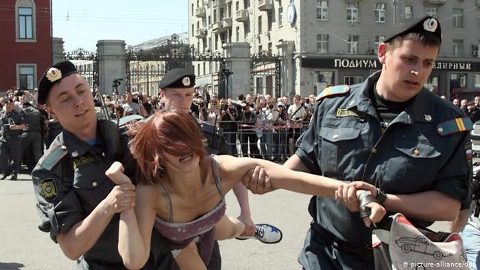 RUSIJA I LGBT- Bunio se, napao policajca pa dobio po nosu (video)