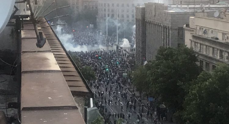 DRAMATIČNO! U Beogradu dosta povređenih. U NS demolirana Gradska kuća! Povređen Boško Obradović