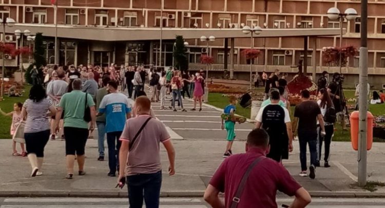 I večeras protesti širom Srbije- u Kragujevcu malo ljudi!