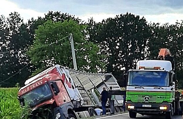 Sleteo šleper kod Mrčajevaca!