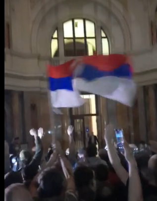 Građani u Narodnoj Skupštini pevali „Oj Kosovo, Kosovo“.. bačen suzavac