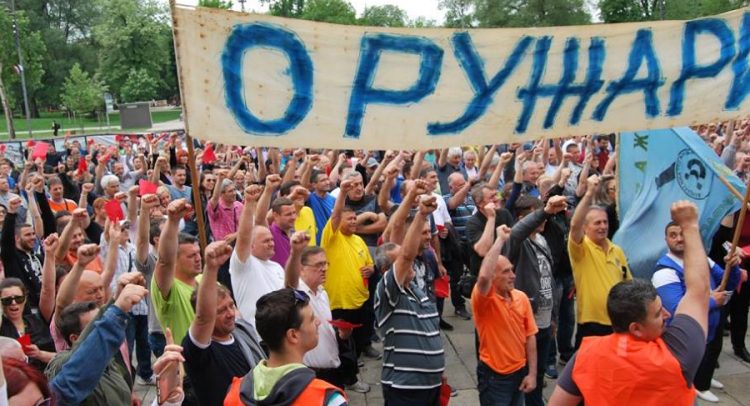 Korona dve hiljade oružara oterala na kolektivni odmor!