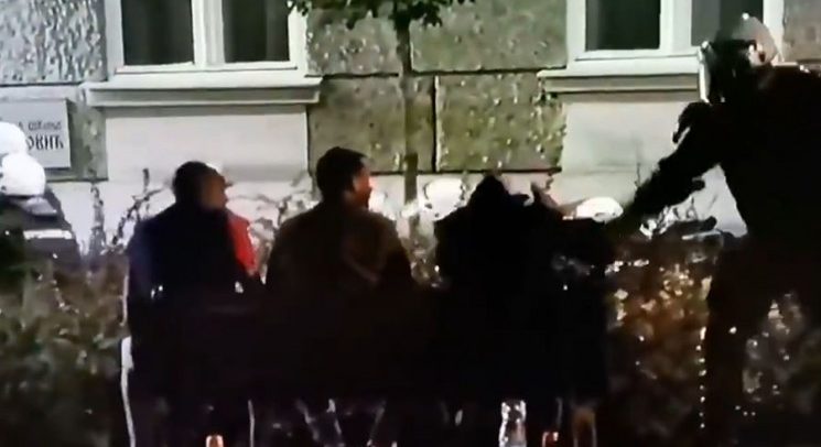 Policija tukla mladiće u parku: Pivo, batine, pa opet- pivo!