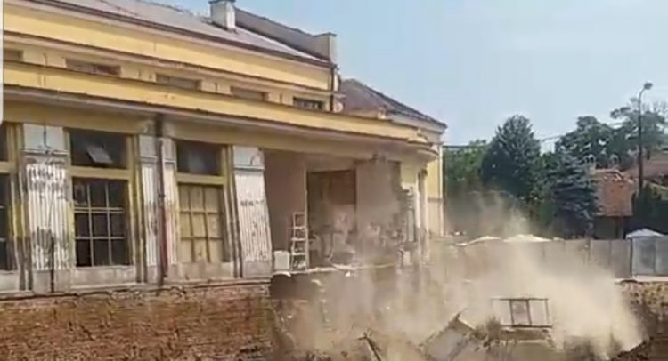 Urušio se zid pod zaštitom države (video)