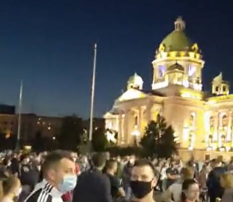 Narod pokušava da uđe u Narodnu skupštinu- srušena ograda, čekaju se studenti (direktno)