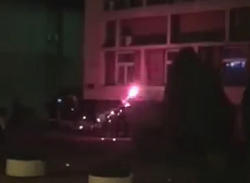 ekskluzivan video: Trenutak kada je zapaljena zgrada policije u Kragujevcu!