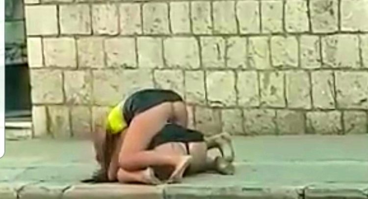 Tuča Hrvatica na ulici u Splitu (video 18+)