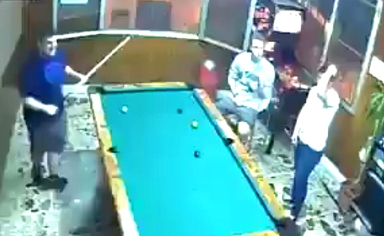 Majstorski! Potezi u bilijaru koji do sada nisu viđeni… (video)