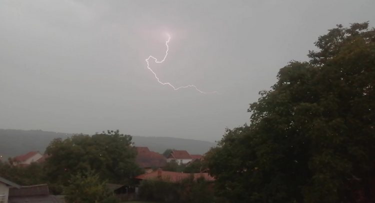 NEVREME NA OGNJENU MARIJU JE LOŠ ZNAK: Narodno verovanje kaže da grmljavina i oluja donose NESREĆU!