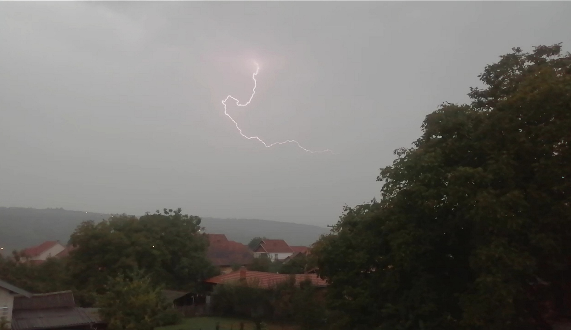 Kiša i grmljavina u Kragujevcu i Šumadiji (video)