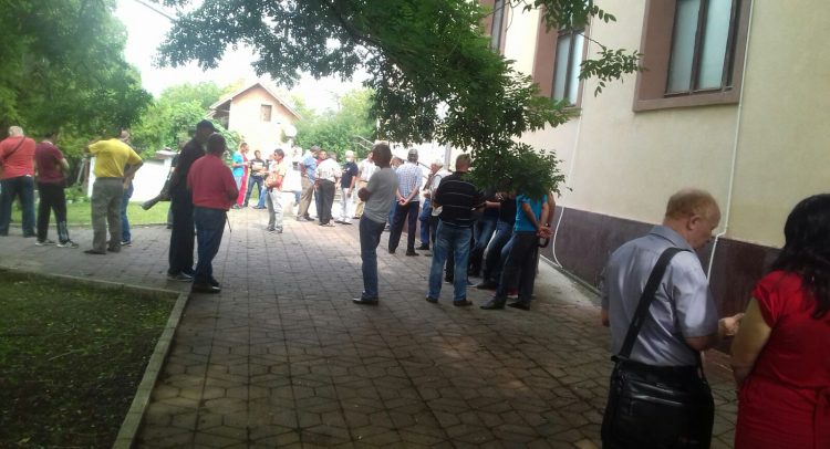 Narod jurio Aleksandra Senića po Rači! (video)
