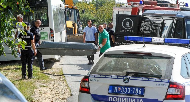 Jezivo: Čoveka nose u sanduku pošto ga je udario autobus ispred kuće