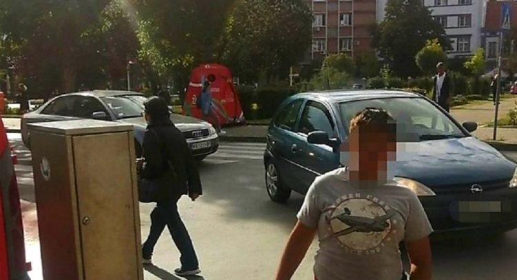 tužno: Dečak do hleba dolazi preko rampe parkinga…