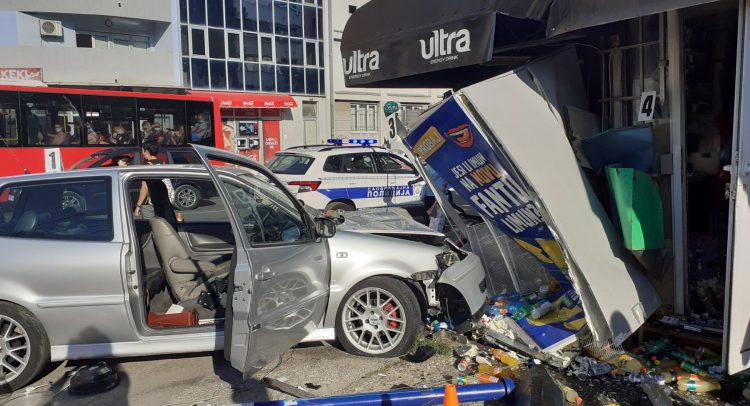 Otkinuo semafor i uleteo u trafiku!