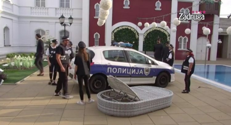 Kriminalce i prostitutke obukli u uniforme policije!