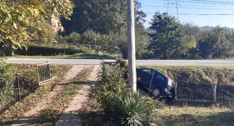 Zaboravila da povuče „ručnu“- auto završio u dvorištu!