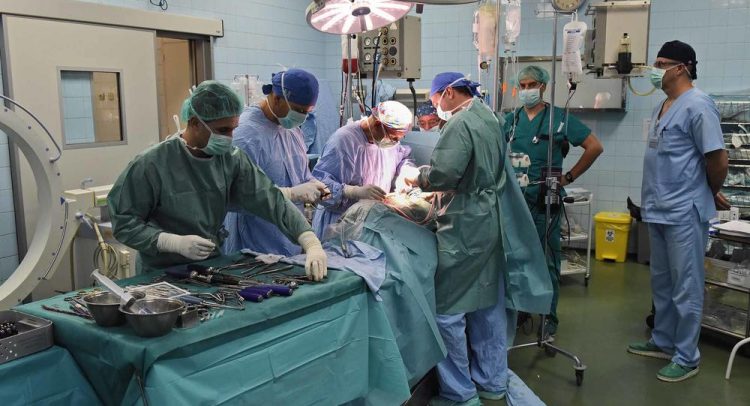 Prof. dr Norberto Ventura ponovo u UKC Kragujevac: Deca sa deformitetom kičmenog stuba operisana uspešno