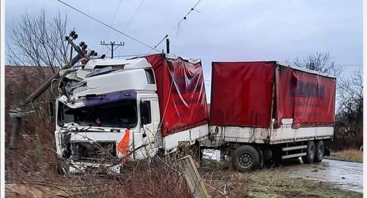 Ponovo udes na krivini u Markovcu! Meštani: „Pogubićemo glave na kućnom pragu“!