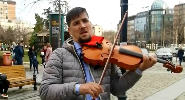 Ulični svirač, a maestro- u Pešačkoj zoni u  Kragujevcu. Poslušajte…