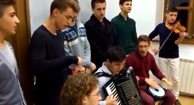 da se naježiš: „Pukni zoro“ pevaju studenti Bogoslovske škole u Prizrenu!