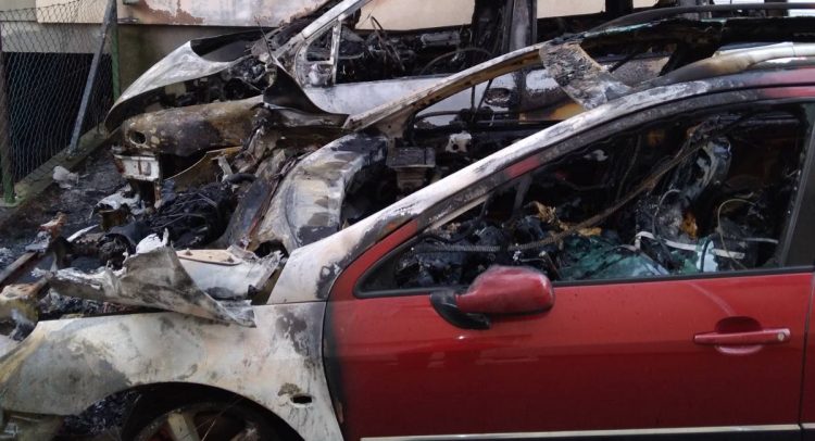 EKSKLUZIVAN FOTO: izgorela tri automobila u Kragujevcu!