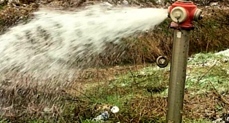 U Kragujevcu nemar na svakom koraku, hidrant ispušta vodu u reku! (video)