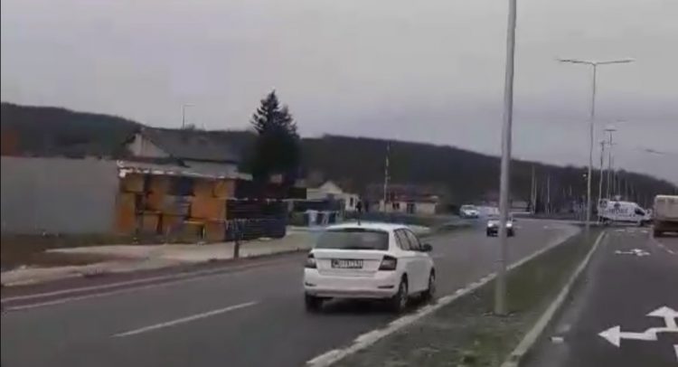 Uhapsite ludaka! Dva minuta vozi suprotnom stranom na autoputu ka Batočini!