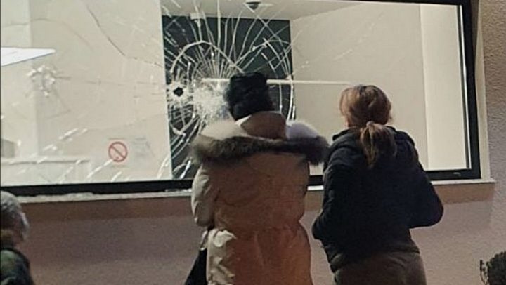 Frka u Aranđelovcu-razlupan izlog „Rajfajzen banke“! (video)