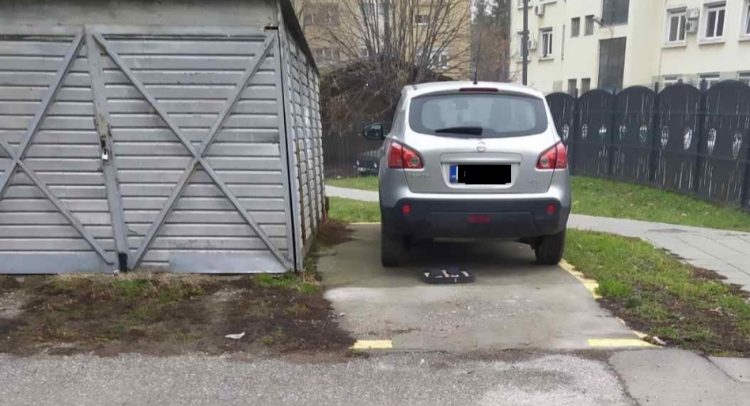 kao da im je dedovina: Srušili babi garažu- da bi opštinski funkcioner parkirao „džip“!!