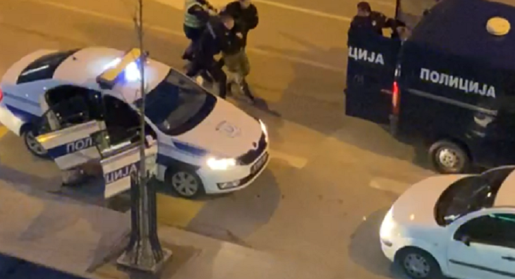 filmska akcija policije u Aranđelovcu- uperili pištolj i hapse mladića koji je demolirao banku! (video)