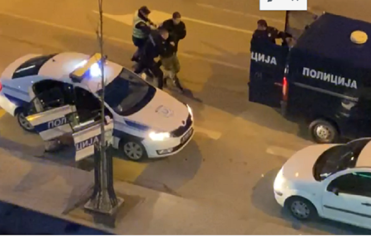 filmska akcija policije u Aranđelovcu- uperili pištolj i hapse mladića koji je demolirao banku! (video)