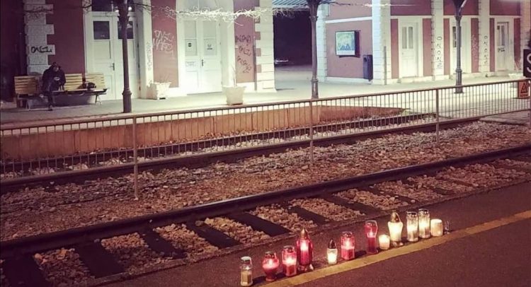 Najpotresnija scena povodom smrti Đoke Balaševića- sveće u Puli!