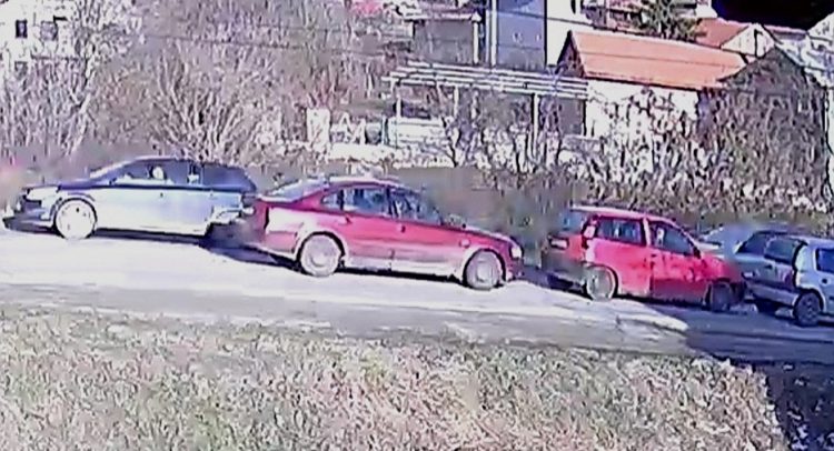 kamere zabeležile nedavni lančani sudar u Kragujevcu preko puta obdaništa (video)