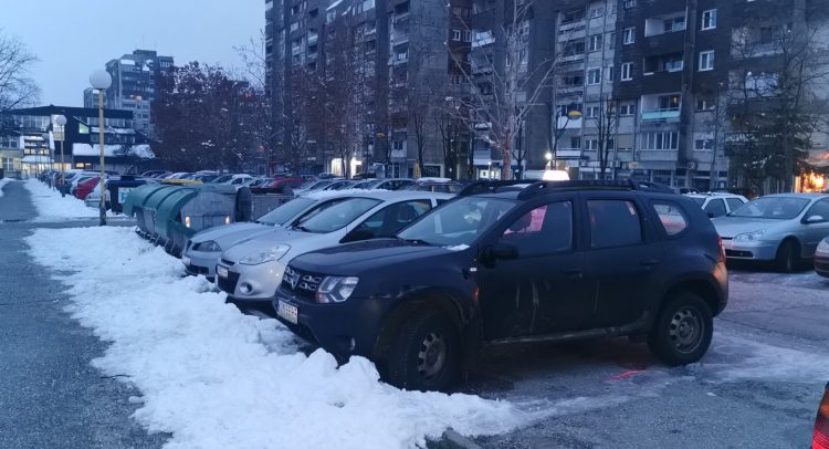 Opaaaa.. u švaleraciju službenim autom! Bahatosti nema kraja..