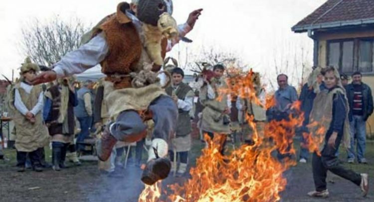 DANAS SU BOŽIĆNE POKLADE: Dan za gozbu i veselje pred početak posta! OVO su narodna verovanja i običaji