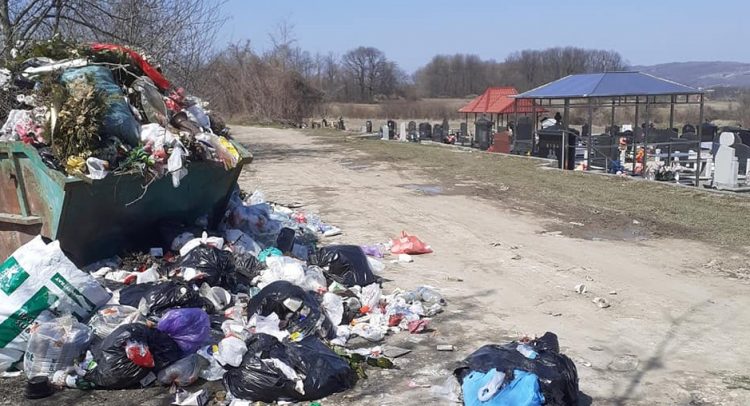 ovako gradska vlast u Aranđelovcu odnosi smeće pored groblja!