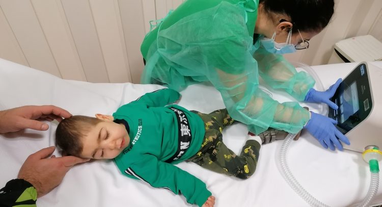 Maksim jedini u Srbiji boluje od retke bolesti. Potrebna je pomoć!