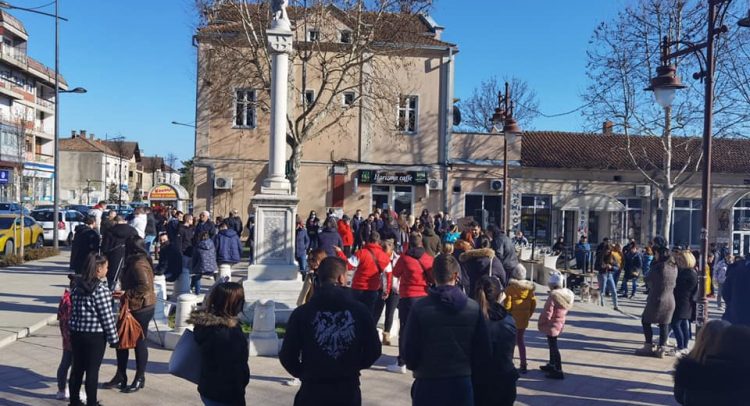 „Virus neće u LIDL a hoće kod frizerke Milanke“- poručeno sa protesta u Aranđelovcu