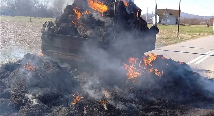 na licu mesta: gori prikolica sa senom na putu kod Knića!