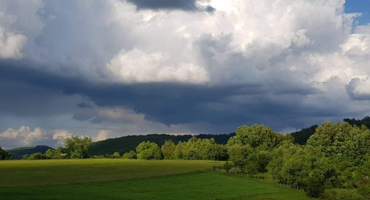 ne da se zima, danas se toplo obucite i ponesite kišobrane
