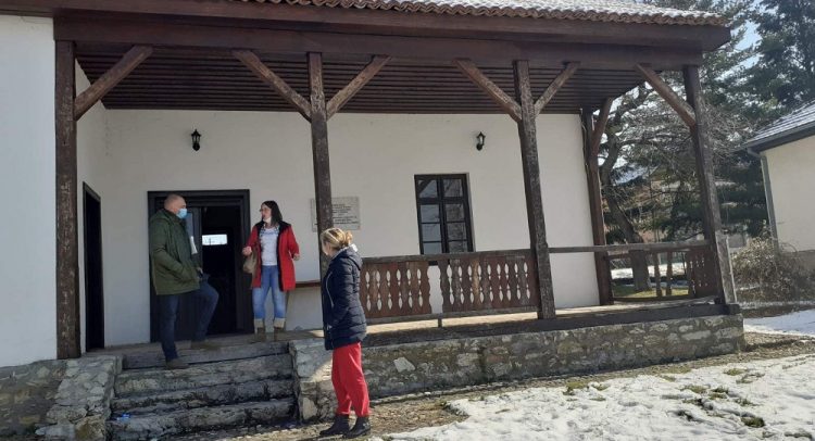 Vandali ruše sve pred sobom u okolini Topole- demolirali i rodnu kuću Radoja Domanovića!