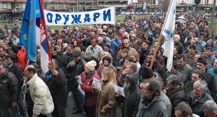 ORUŽARI: „Sve smo bliži protestima u Beogradu- Nadzorni odbor pravi haos u fabrici“!