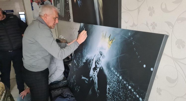 Za sliku sa potpisom Željka Obradovića 195 hiljada- novac ide za lečenje male Nađe!