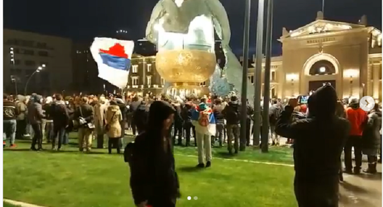 Antivakseri ponovo „raspalili“ kolce kod spomenika!