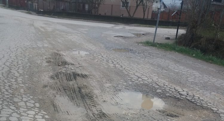 OPREZ: u kragujevačkom naselju Vinogradi- rupe na putu! Dolazi i do udesa