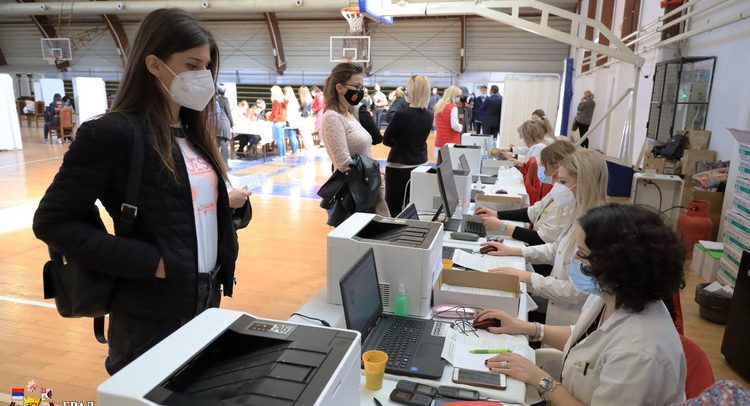 vakcinisalo se 50 studenata u Kragujevcu! Uglavnom se opredelili za Fajzer i Sinofarm!
