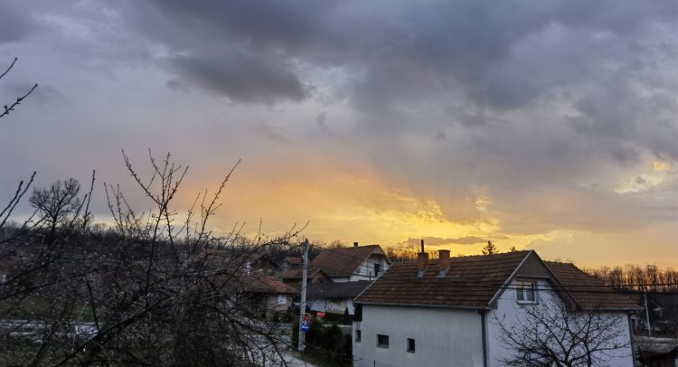 Grmljavina… danas do 21.. ovakvo je nebo iznad Šumadije trenutno…
