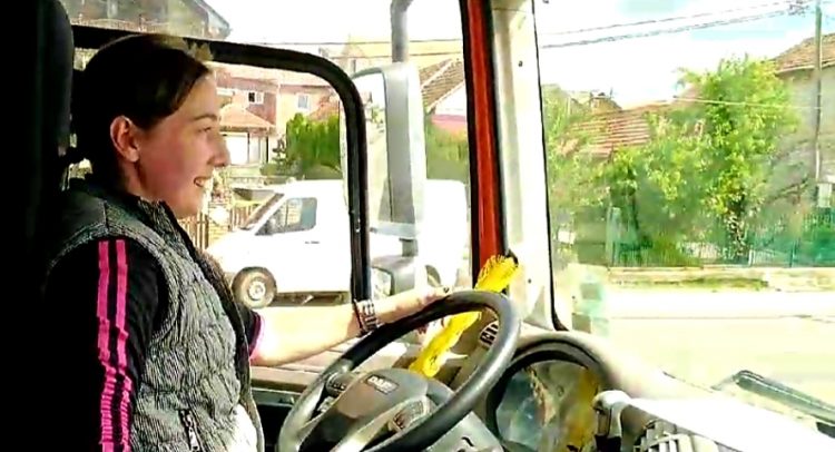 (VIDEO) Ovako Jovana vozi „đubretarac“- kroz Kragujevac!