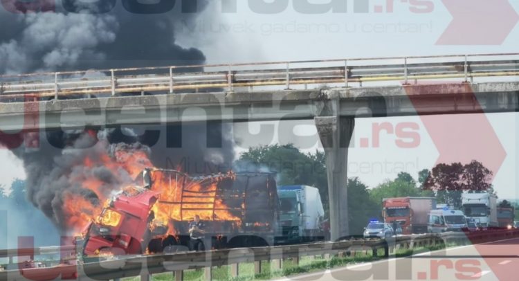 EKSKLUZIVNO: Jeziva scena na autoputu kod Lapova- GORI ŠLEPER! (uzmenirujući foto)
